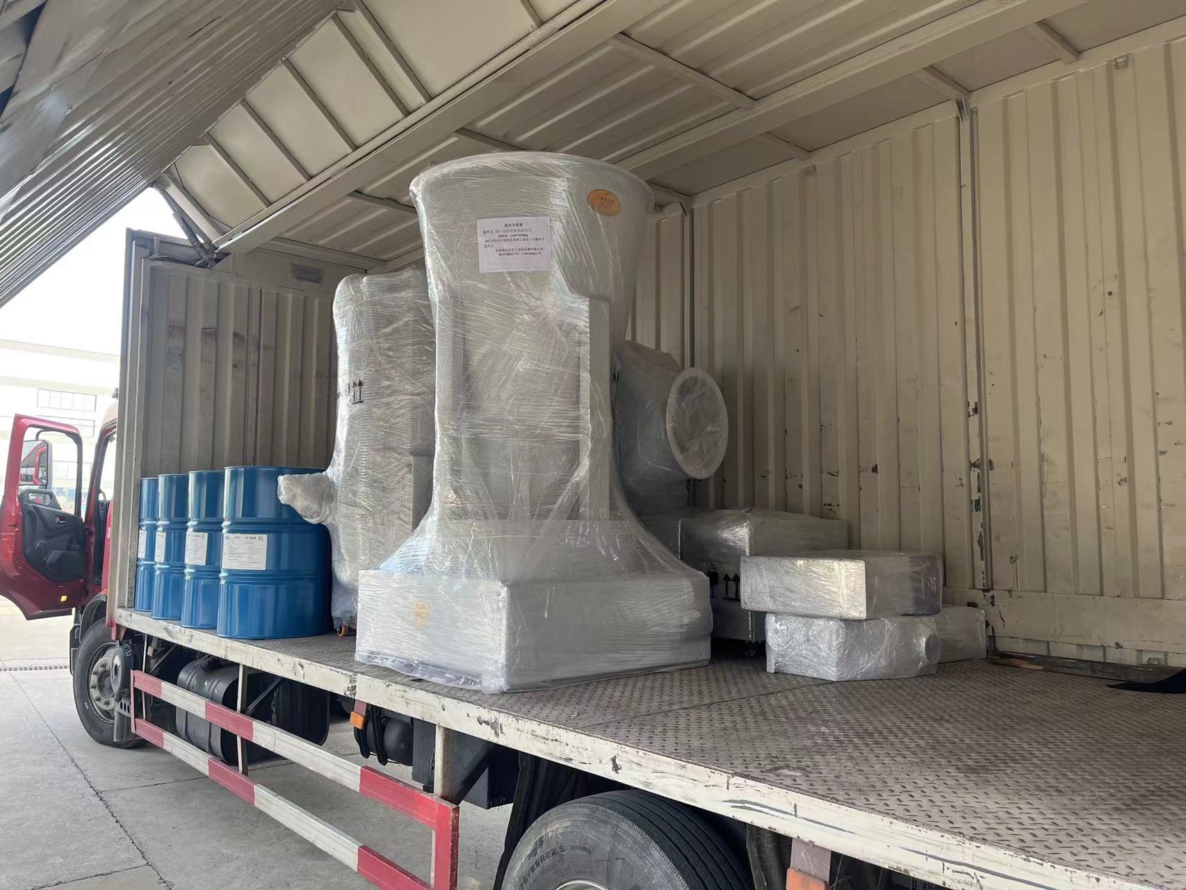 一批除塵設備裝車發貨—張家港粉色91视频工業吸塵器（qì）製造（zào）有限公（gōng）司