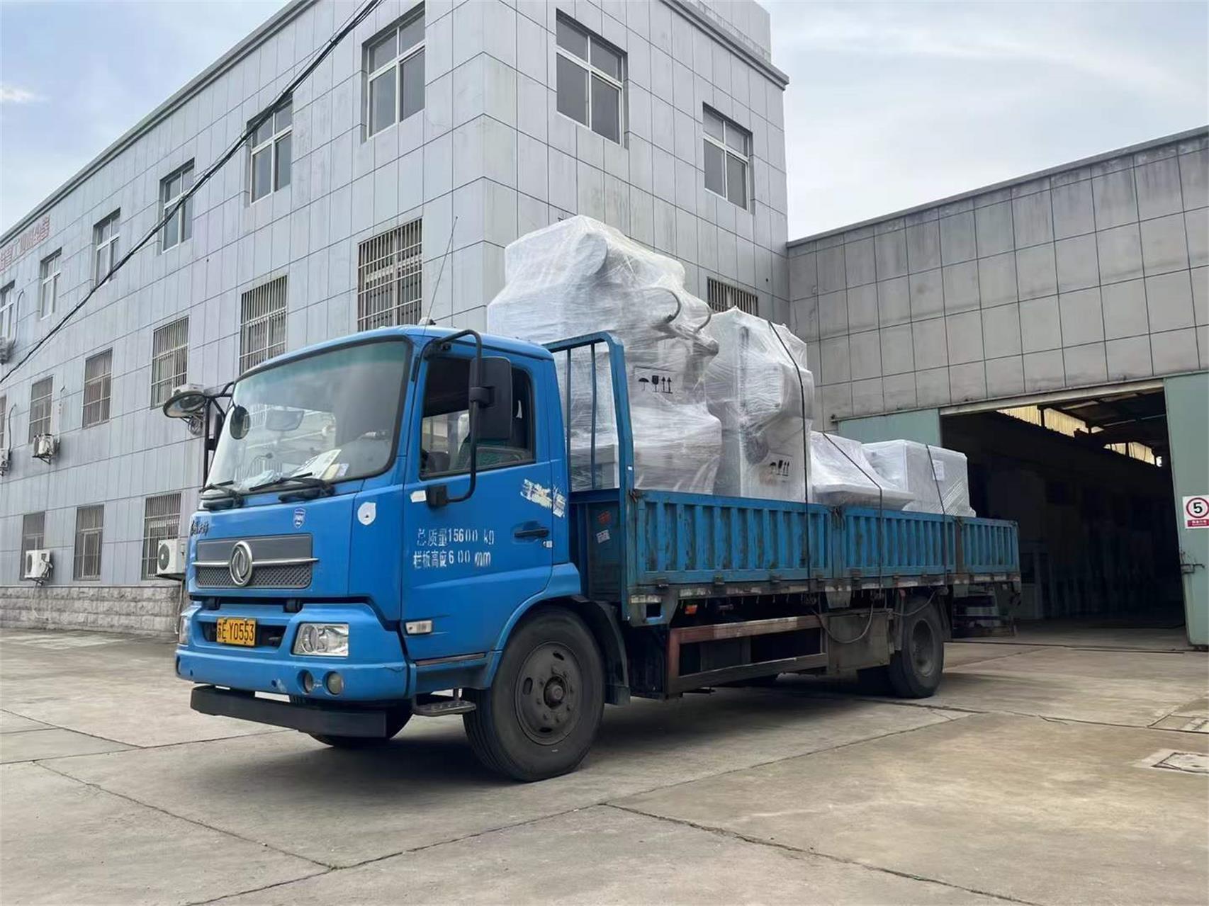 整車除塵設備發貨（huò）—張家港粉色91视频（huáng）工業吸塵器