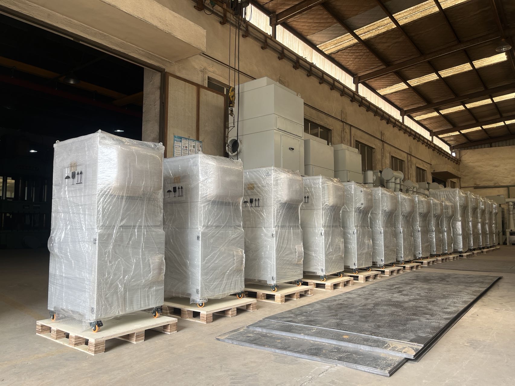 大批量（liàng）脈衝濾筒除塵器（qì）出口到（dào）中東（dōng）地區—張家港粉色91视频（huáng）工業吸塵器