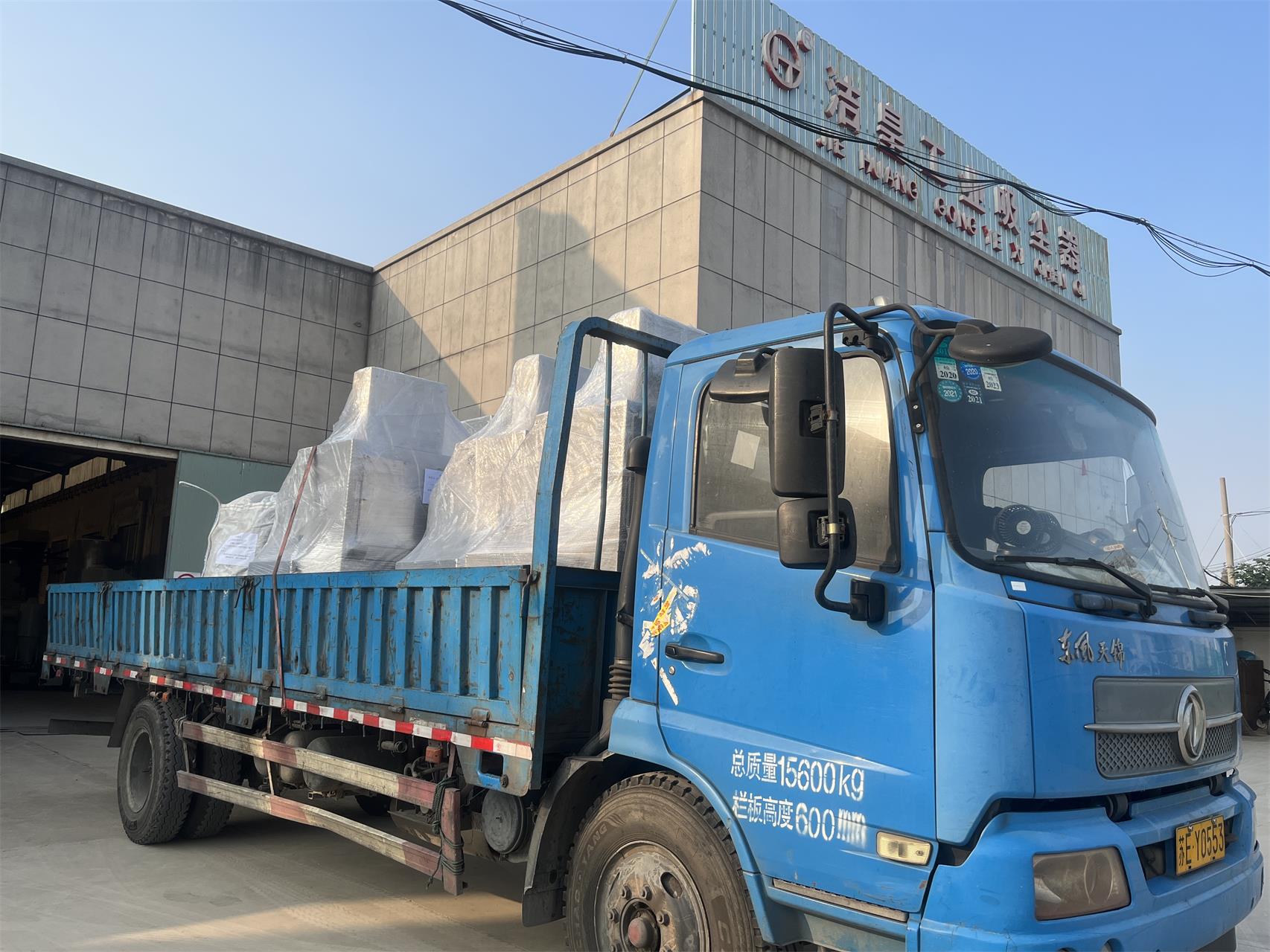 安徽客戶（hù）定製的四台打磨除（chú）塵工作（zuò）台打包發貨——粉色91视频工業