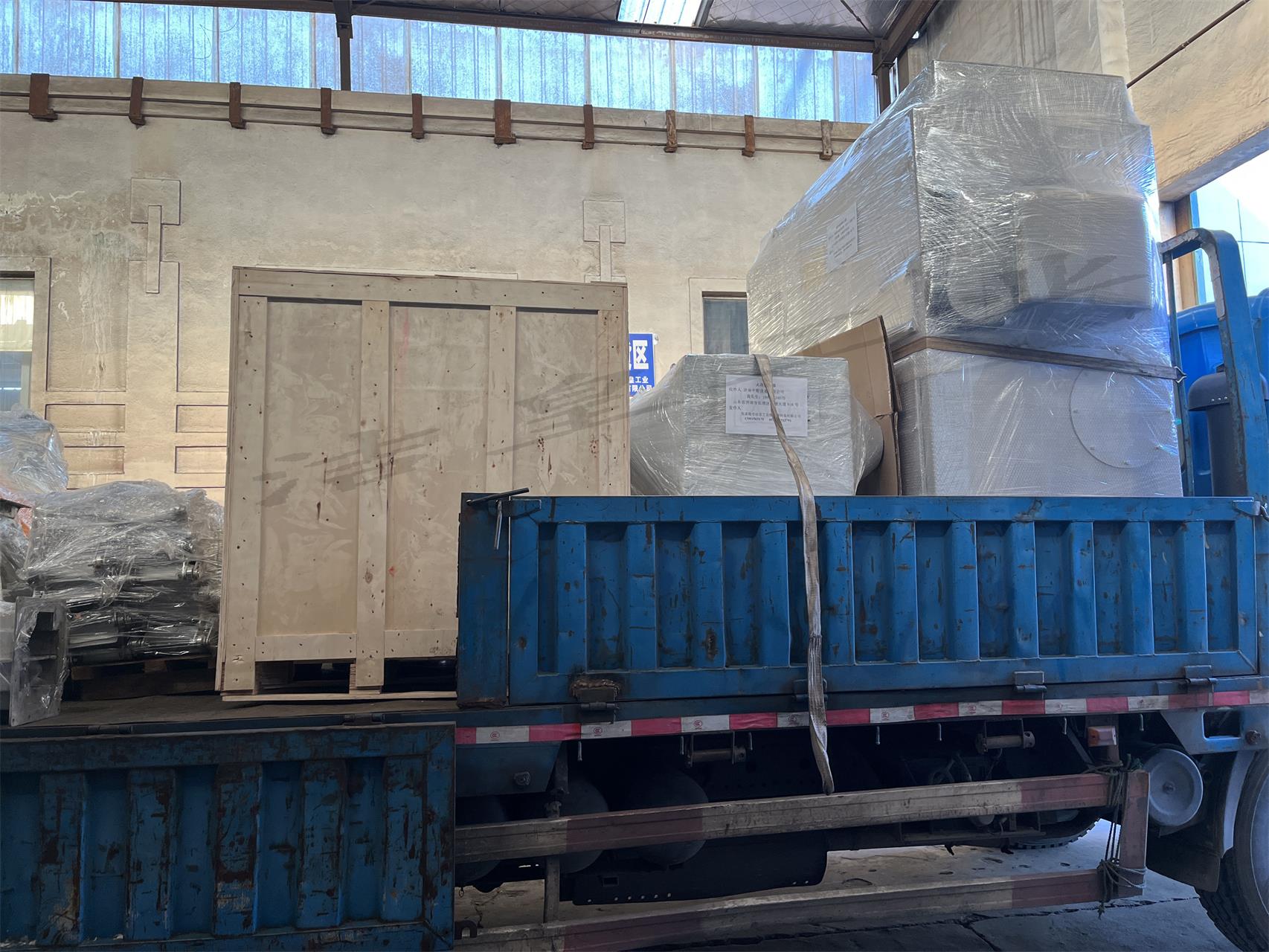 脈衝濾筒除塵器和工業吸塵器打包發往浙（zhè）江、吉林——粉色91视频工業